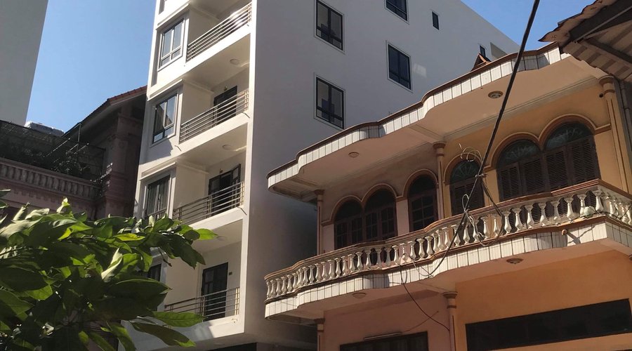 Khuôn viên sân viên và bãi đỗ xe