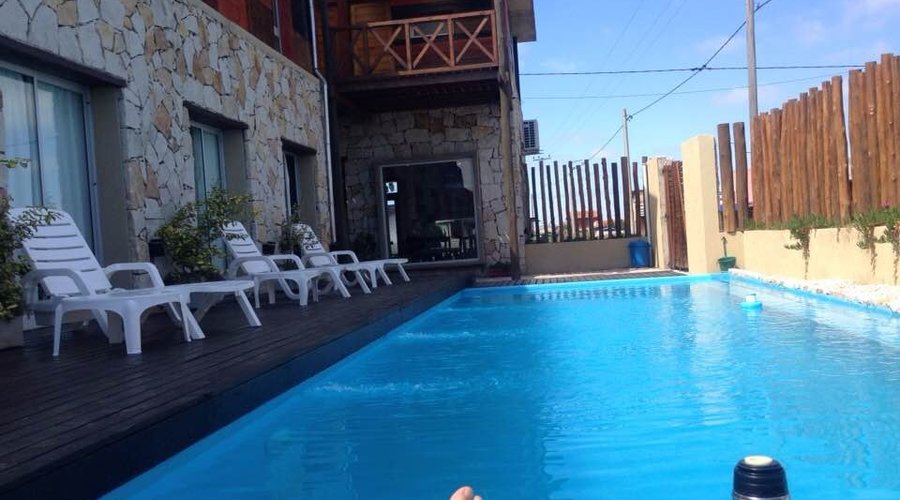 desde la piscina tenés acceso a las habitaciones da abajo y las de arriba se vé la piscina desde la ventana,  lo que se vé al fondo es el comedor para desayunar , arriba del comedor dos habitaciones con hidromasaje