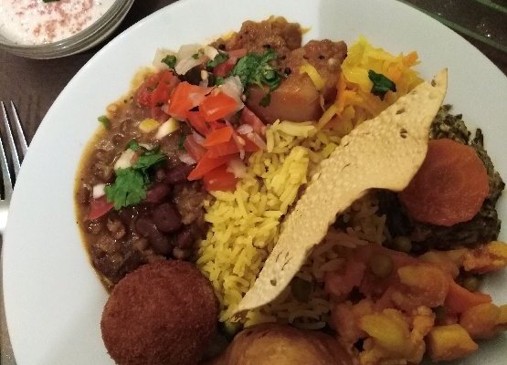 Voici un thali qui réunit couleurs, goûts, parfums pour nourrir vos sens