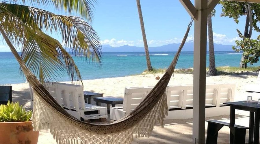 Après un bon repas profitez de nos hamacs et de la vue sur la Dominique.