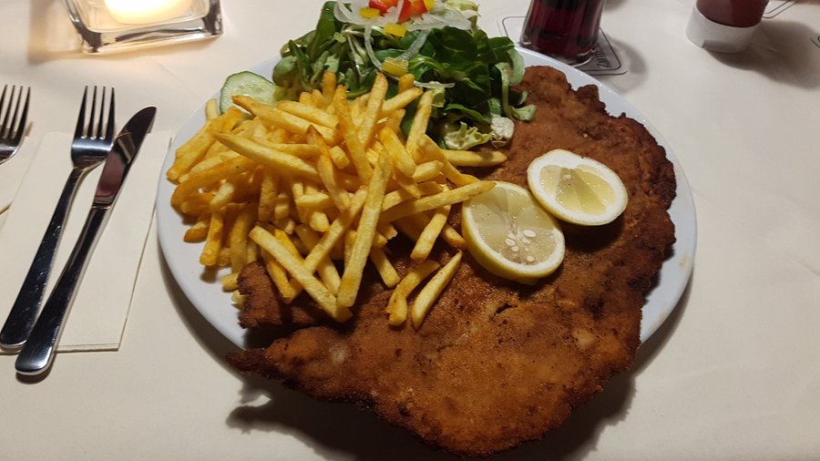 Schnitzel mit Pommes und Salat