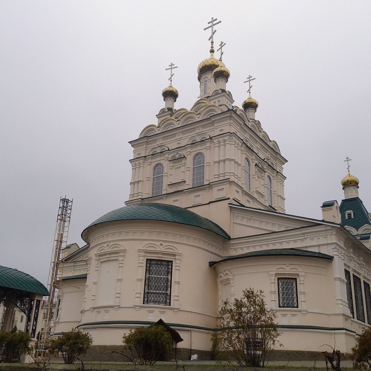 Тринити пенза. Троицкий женский монастырь Пенза. Пензенского Троицкого женского монастыря. Урицкого 139 Пенза храм. Памятник около женского монастыря в Пензе.