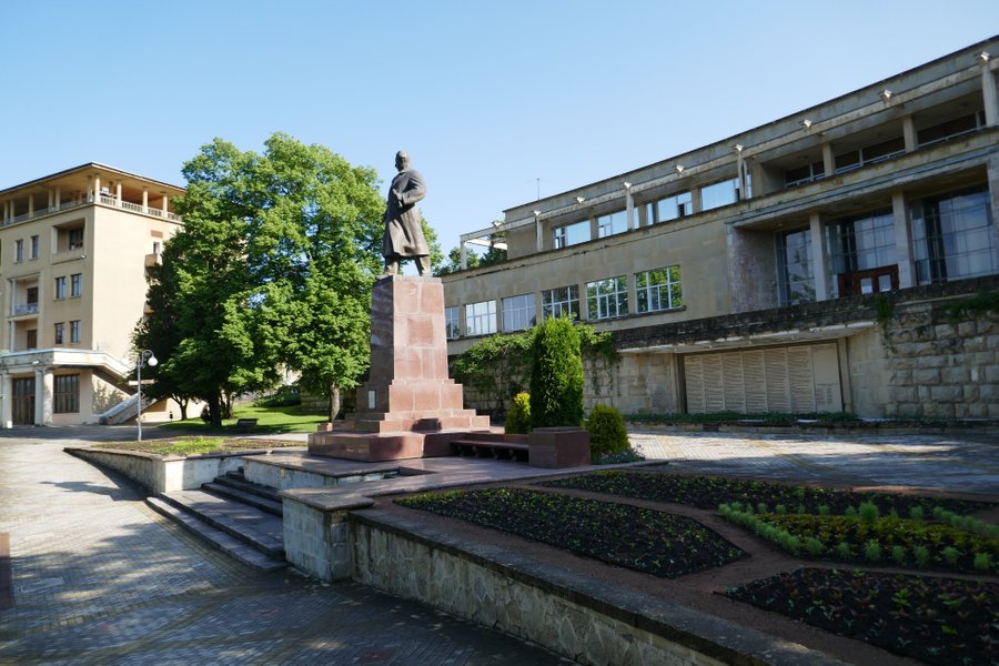 Кисловодск отзывы. Памятник Орджоникидзе в Кисловодске. Кисловодск Орджоникидзе 44. Орджоникидзе 28 Кисловодск. Орджоникидзе 27 Кисловодск.