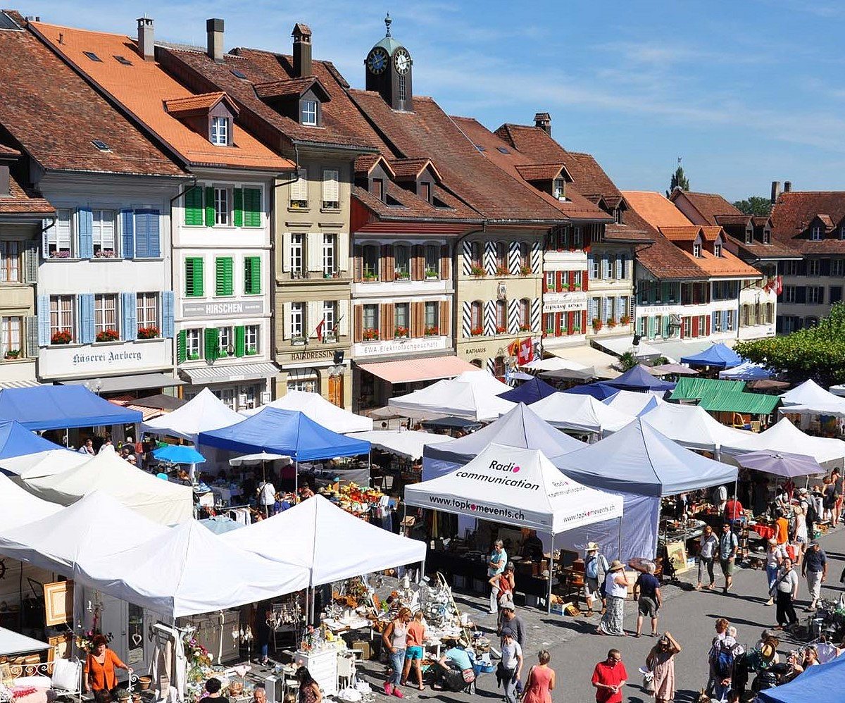 Адрес швейцарии. Швейцария базар. Рынок в Швейцарии. Flohmarkt.