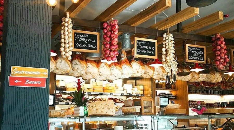 La Gastronomia - oltre 100 formaggi selezionati da tutta Italia e non solo, più di 60 tipi di salumi e tantissimi piatti di gastronomia sani e di qualità tutti di nostra produzione 