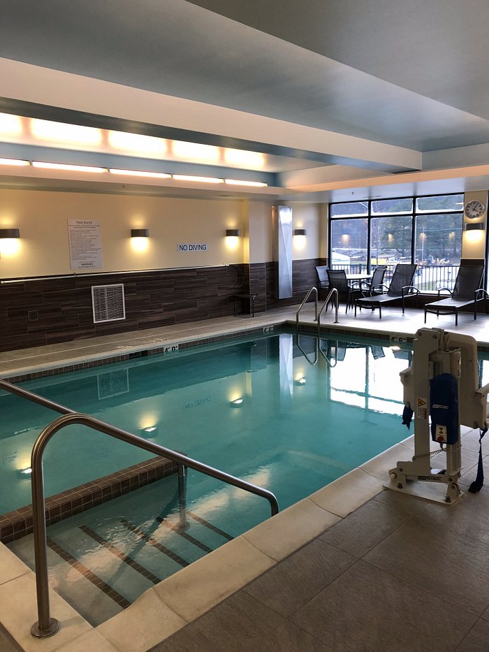 decorah hotels with pool