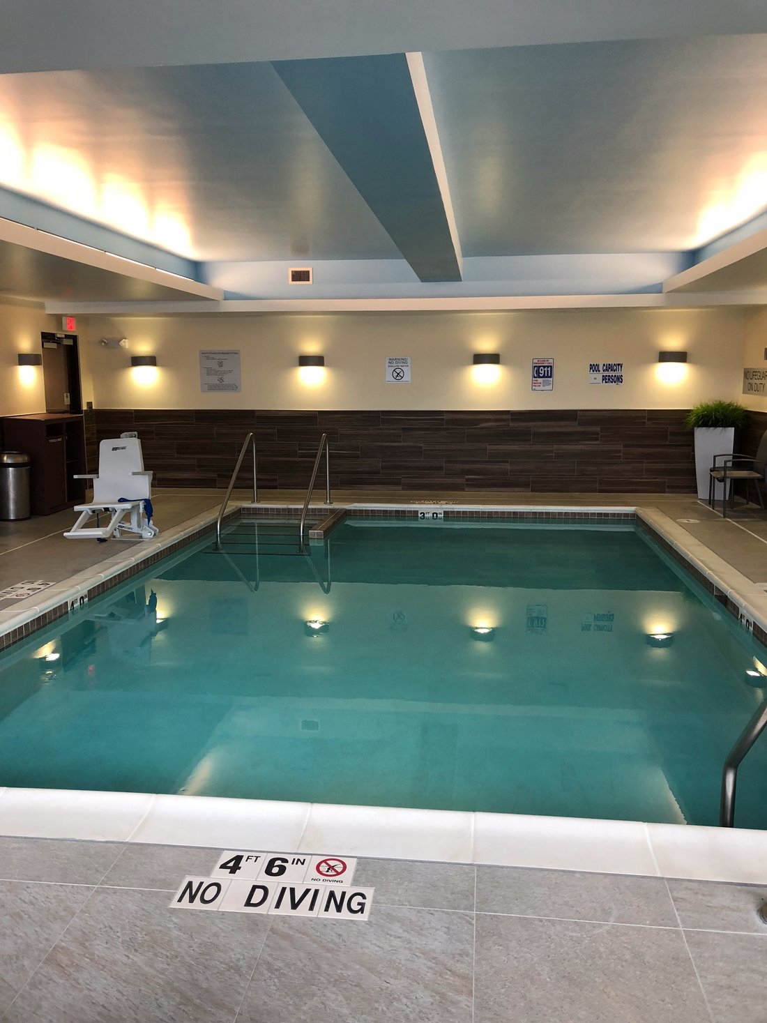 decorah hotels with pool