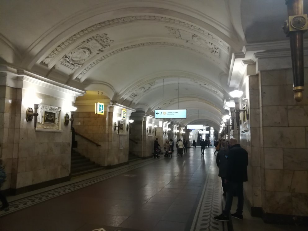 Москва октябрьская. Метро Октябрьская Москва. Метро Октябрьская. Октябрьская Кольцевая стойка информации Москва.