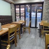 店内 改装して間もない感じ