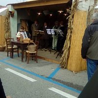 Mirano - fiera di San Martino - gruppo musicale con coro e orchestrina vestito in costume inizio 900 che canta canzoni d'epoca