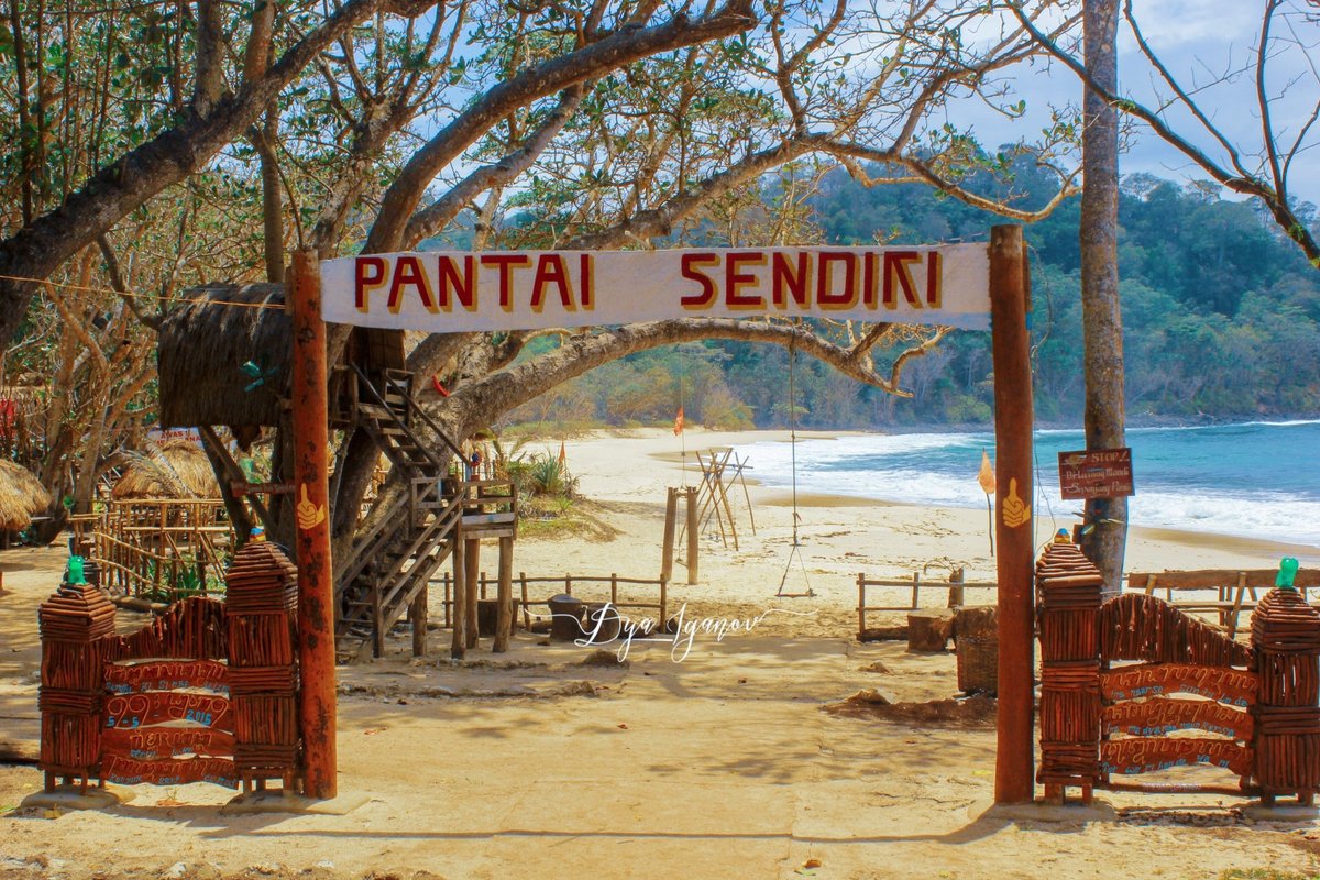 Gapura memasuki area camp dan outbond Pantai Sendiki