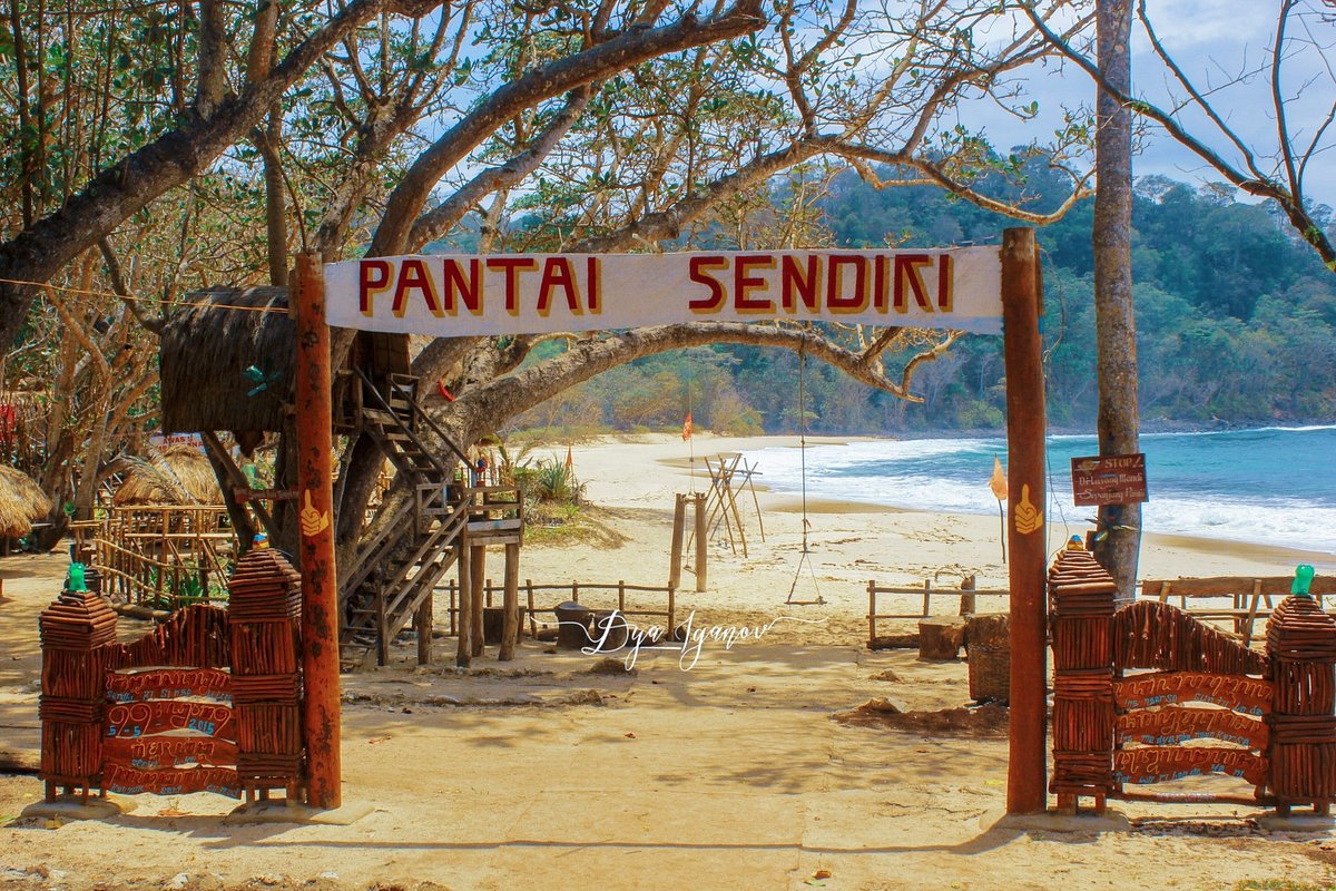 Gapura memasuki area camp dan outbond Pantai Sendiki