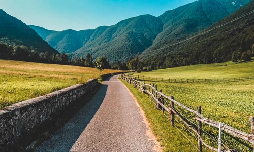 Questa è la valle di preone. Quieta, silente, praticamente disabitata. Un paradiso. Se volete conoscerla un po' di più vi lasciamo il link al nostro articolo nel blog http://www.insolitotramtravel.com/viaggi-a-kilometro-zero/preone-la-nostra-carnia/