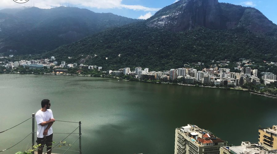 O Parque Municipal das Catacumbas está localizado no coração da zona sul carioca. Possui vistas incríveis da Lagoa R. Freitas, Cristo e Ilhas Cagarras. ⠀⠀⠀⠀⠀⠀⠀⠀ Curiosidades: O local onde o parque se situa era antes uma favela e é também um ótimo local para observar aves nativas da Mata Atlântica.  Caso deseje enriquecer ainda mais a sua visita, entre em contato conosco! o nosso guia, graduado na área de meio ambiente, irá te contar algumas curiosidades ecológicas pelo caminho!