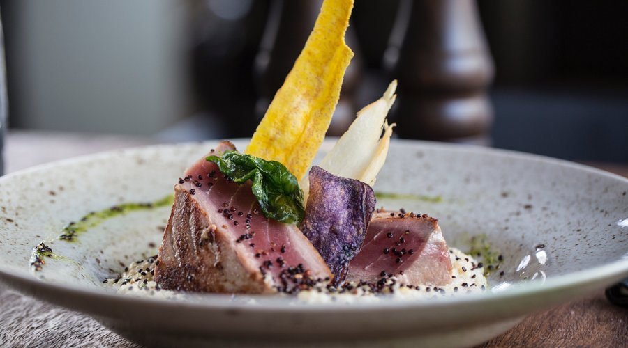 FILETE DE ATÚN ROJO SOBRE QUINOTTO 