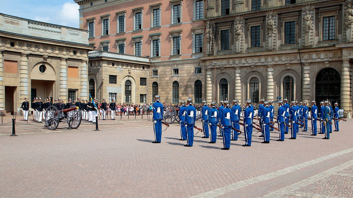 https://dynamic-media-cdn.tripadvisor.com/media/photo-o/15/5b/cd/c7/royal-guards-oslo-denmark.jpg?w=1200&h=-1&s=1