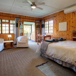 2 Sleeper self catering cabin, equipped with fridge, stove, kitchenette, bathroom, TV and air conditioner
.