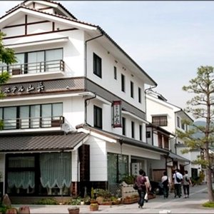 国史跡「赤穂城跡」の大手門手前に完成した『平成の城下町・お城通り』の中心地にある瀟洒な和風都市ホテルです。 お城通りは、赤穂唯一の観光通りで、JR播州赤穂駅から南へまっすぐの松並木が続き、昔は参勤交代筋。江戸時代風町家が並び、両側の歩道には、義士討ち入り模様の石畳と石づくりの『お休み床几』もあります。当ホテルから徒歩４～５分に、赤穂城跡・大石神社・花岳寺など忠臣蔵・赤穂義士の名所・旧跡が点在し、歴史観光にも便利です。ホテルは３階建ての正面壁面は、手塗りの真っ白い漆喰壁で、洋室はバス・トイレ付で、パソコンでインターネットができるLANケーブル装置を用意しています。和室は１４畳の広い賓客向けと、９畳から６畳のこじんまりした５和室があり、安心料金です。https://www.youtube.com/watch?v=HXMU5vGoV-4