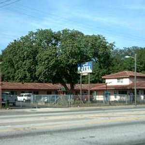 Shaw's Motel - 2000