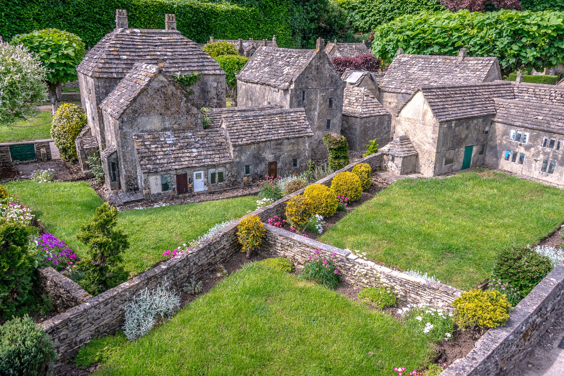 THE MODEL VILLAGE Bourton On The Water Ce Qu Il Faut Savoir   Typical Gardens Behind 