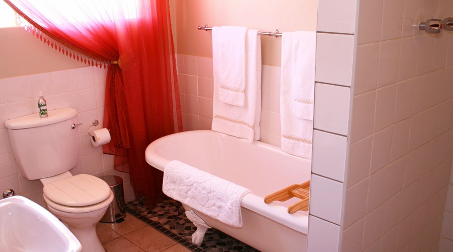 Ostrich Nest Cottage
This unit offers 3 seperate ensuite bedrooms each with their own private bathroom with separate bath & shower. Communial lounge with tv and fireplace. 
Ceiling fans, tea/coffee facilities, mini fridge, hairdryer, tv, bathrobes and amenities. Heaters and electric blankets supplied in the winter. Enjoy the views of the mountains and surrounding farmlands from the patio. Situated 1km from the main house and restaurant, but a few metres from the Hoepoe Cottage.

