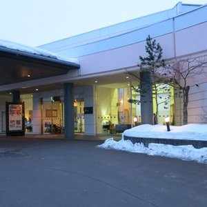山花温泉リフレの玄関前