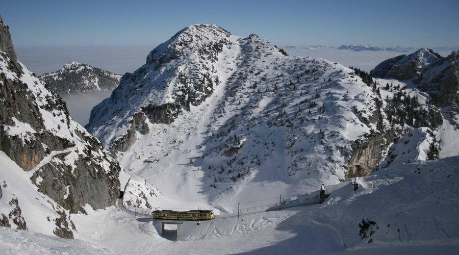 Die Wendelstein-Zahnradbahn kurz vor Ankunft am Bergbahnhof auf 1.723 m. 