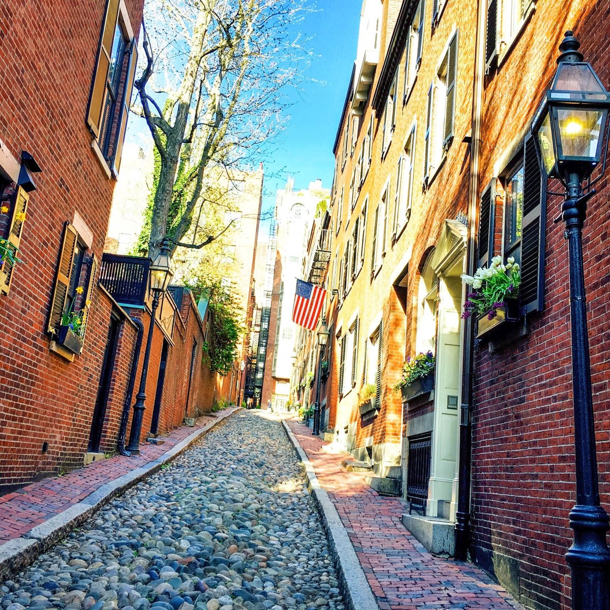 Estrada no bairro de beacon hill, no centro de boston, ma, eua.