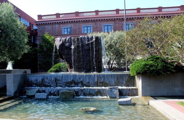 Levis fountain store gate