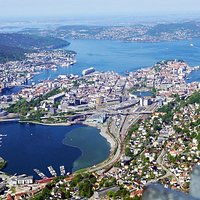 Blick vom Ulriken auf den Hafen von Bergen und die dort liegenden Kreuzfahrtschiffe.
Ich war im Mai mit der Mein Schiff 4 in Bergen und habe über die Reederei eine Stadtrundfahrt mit Fahrt auf den Ulriken gebucht.
Bei bestem Wetter hatten wir tolle Sicht, standen aber lange an der Seilbahn an.
Wer Näheres zur Reise und/oder zum Ausflug wissen möchte, sollte auf meinem Blog vorbeischauen. Dort gibts den Reisebericht zur Kreuzfahrt "Südnorwegen mit Kopenhagen" und den Artikel zum Landausflug.