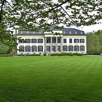 Zicht op het kasteel vanop het dorpsplein