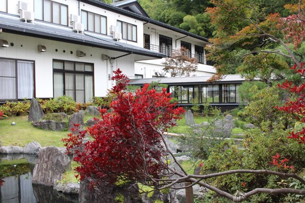 池のある庭園