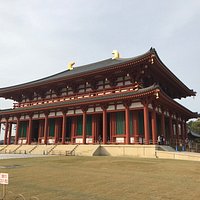 中金堂の鴟尾は夕陽に金色に輝いていました。