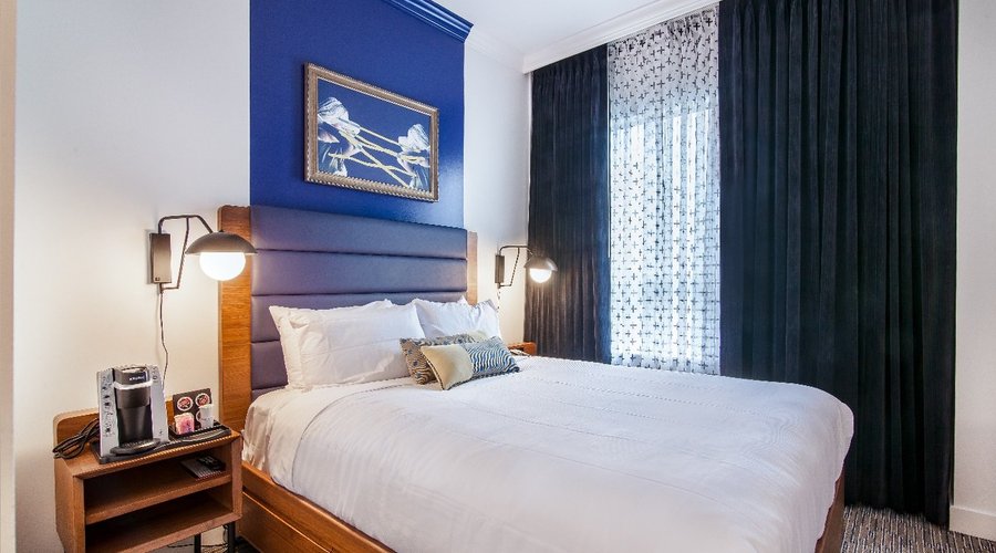 1 Queen Bed Hotel Belmont