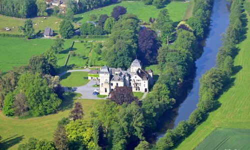 Vue aérienne du Château de Lassus au bord de l'Ourthe