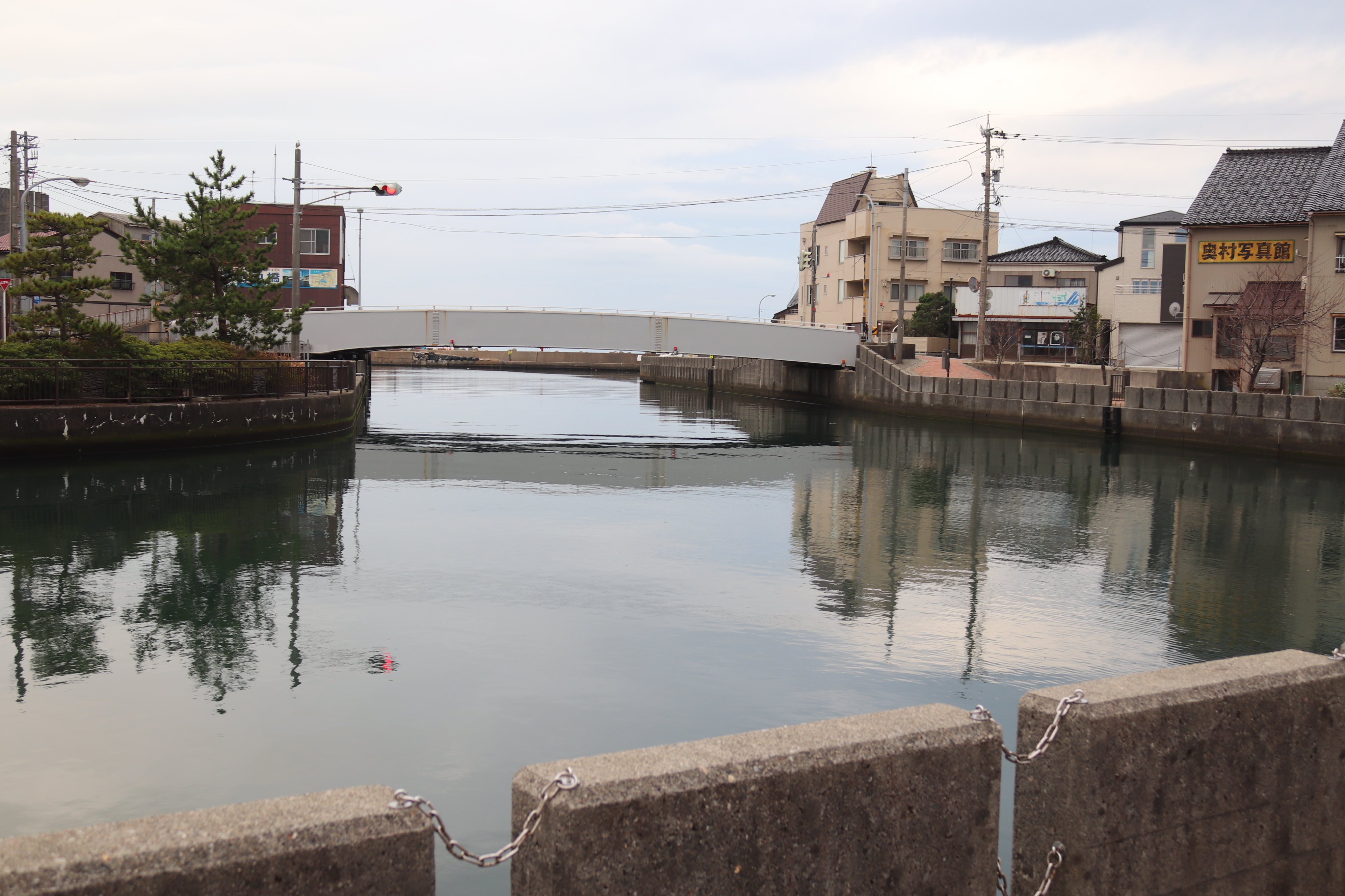 国道1号を跨ぐアーチ橋「響橋」｜土木ウォッチング