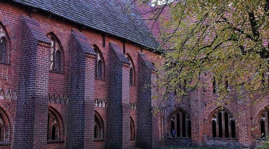 Im Klostergarten des Doms zu Havelberg. In den Gebäuden befindet sich das interessante Prignitz Museum.