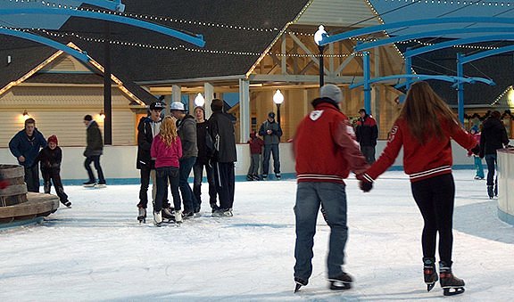 https://dynamic-media-cdn.tripadvisor.com/media/photo-o/15/69/ac/32/skate-the-plazathanksgiving.jpg?w=600&h=500&s=1