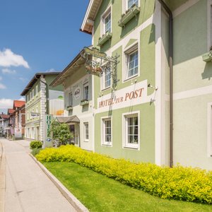 Das Gruene Bio-Hotel zur Post in Salzburg, image may contain: Purple, Villa, Flower, Garden