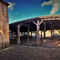 Un édifice remarquable près d'une église tout aussi remarquable