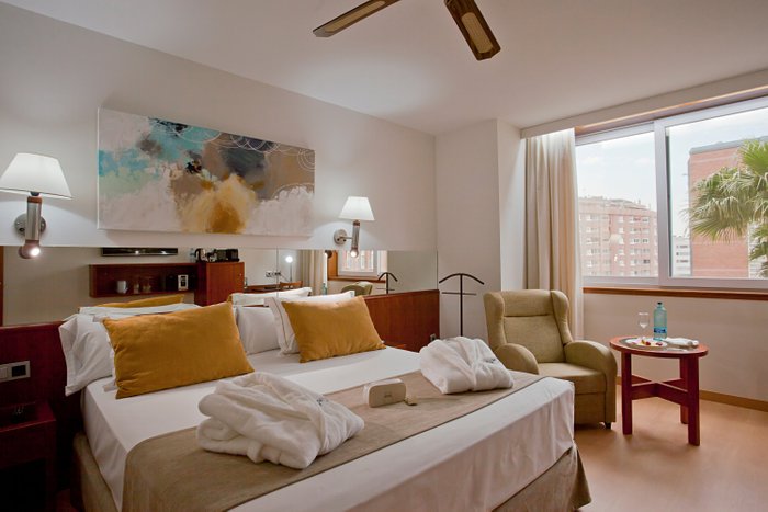 Imagen 1 de ILUNION Hotel Les Corts Spa