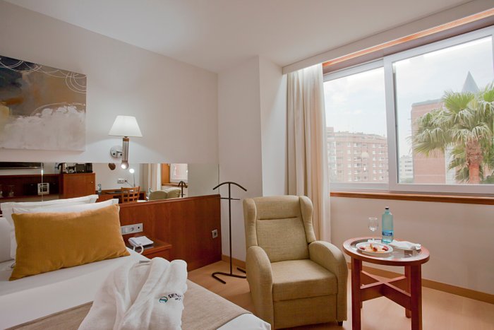 Imagen 2 de ILUNION Hotel Les Corts Spa