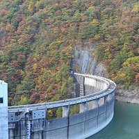 10月下旬には周囲の山が紅葉に染まる