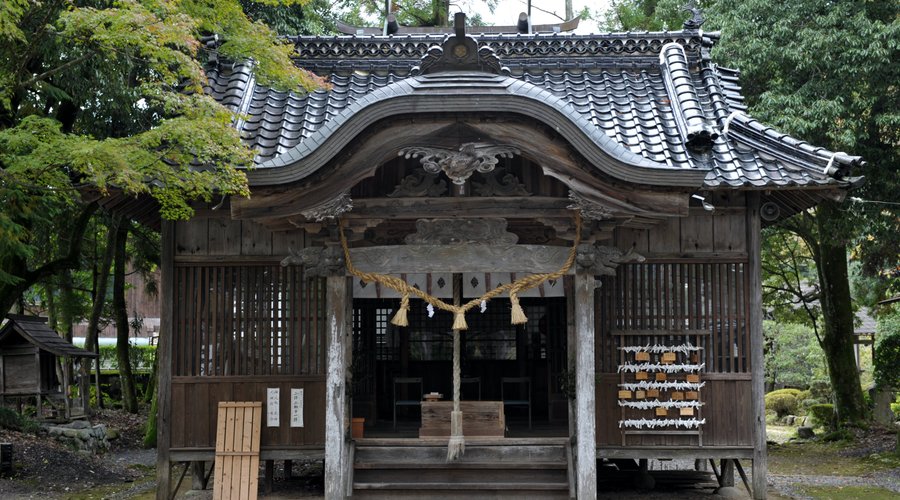 拝殿にも大ぶりな破風が