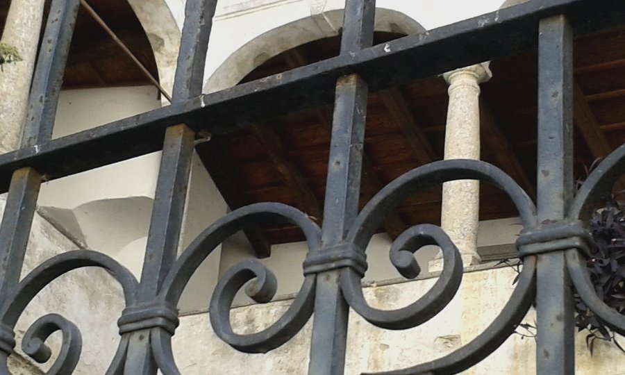 Particolare di una loggia vista dalla strada