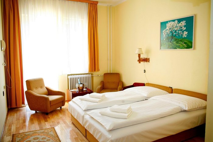 HOTEL BARA - Prices & Hostel Reviews (Budapest, Hungary)