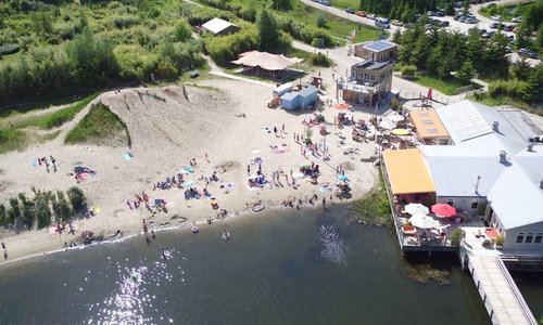 Het restaurant ligt in het midden van Netl Park, een recreatiegebied met groepshotels, bamboejungle, zwemstranden, camping, Pitch&Putt Golf baan, wilde tuinen, beachvolleybalvelden, obstacle parcours en wandelroutes. Gelegen bij het Waterloopbos en Voorsterbos. Kijk voor actuele openingstijden en entree park op www.netl.nl 