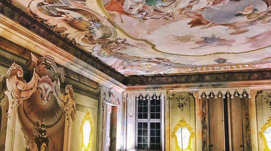 Ho approfittato dell’ultima edizione del famoso percorso eno-gastronomico “Morbegno in Cantina” per visitare questo stupendo palazzo proprio nel centro storico della città valtellinese! Beh credo che la fotografia parli da sola: vale sicuramente la pena farci una visita!!! Quello che vede qui è l’antico salone da ballo, ma potrete ammirare stucchi e affreschi anche nello scalone d’onore.