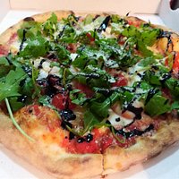 Karma:tomate,mozzarella di bufala,tomate cherry,york,alcachofas,rucula,crema balsamica