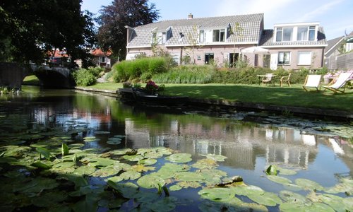 Grote tuin aan doorgaand water